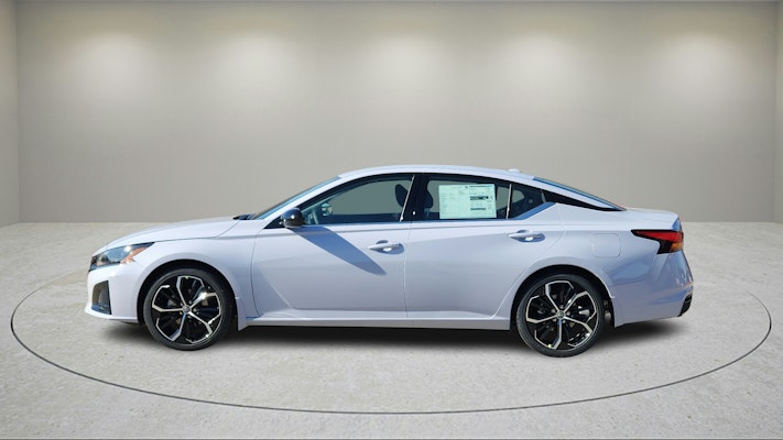 2025 Nissan Altima SR photo 4