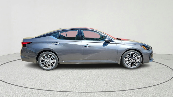 2025 Nissan Altima SL photo 2