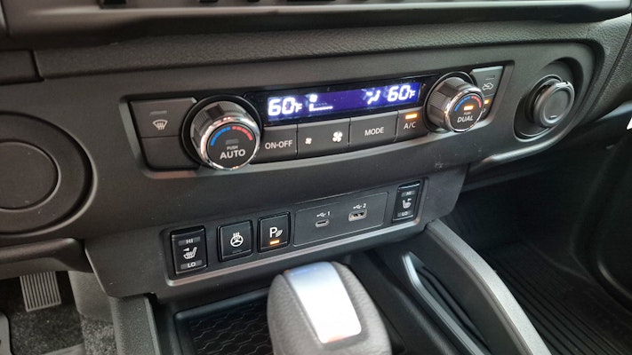 2026 Nissan Frontier Crew Cab SV photo 2